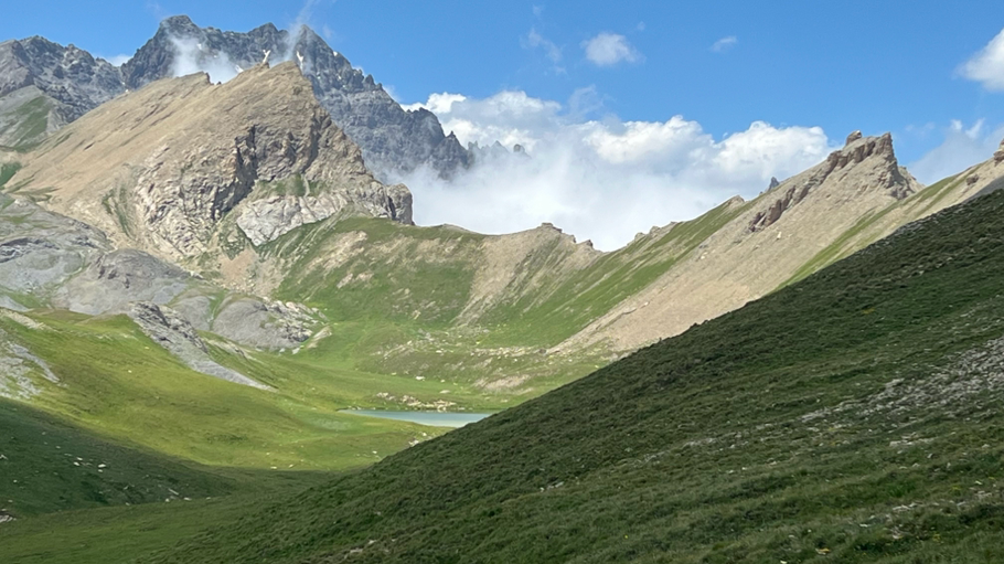 si scende per qualche centinaia di metri ed alle spalle scorge il lago Soubeyran