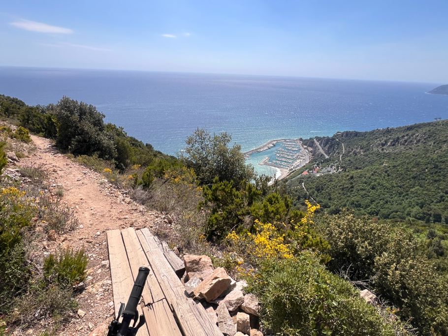 sorvoliamo il porto turistico di Alassio