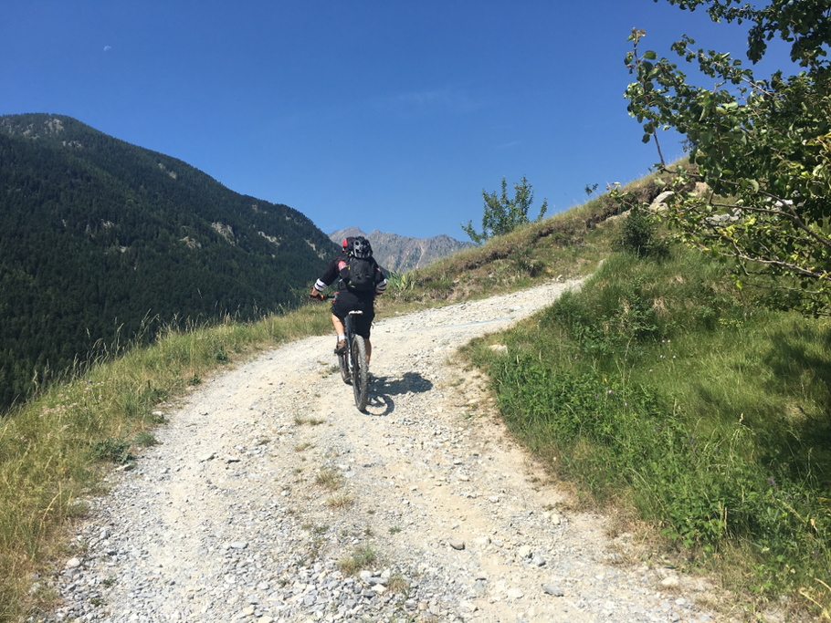 non c'è tempo per scaldare le gambe ....si parte  subito con salite al limite della pedalabilità