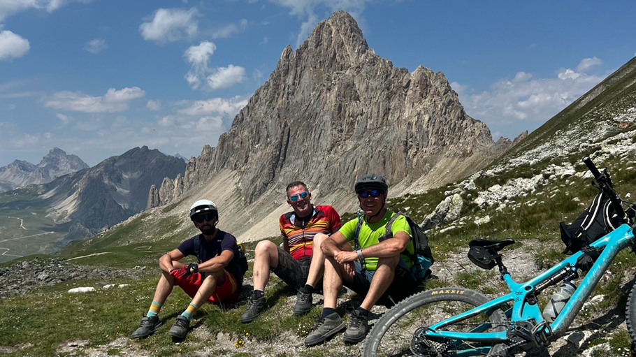 colle raggiunto, l'imponenza della Rocca Meja lascia a bocca aperta, assicuro che la foto non rende 