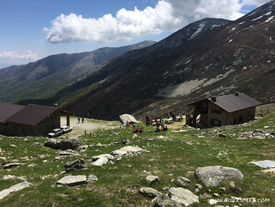 Da qui e sino al colle si sale con bici a spalla