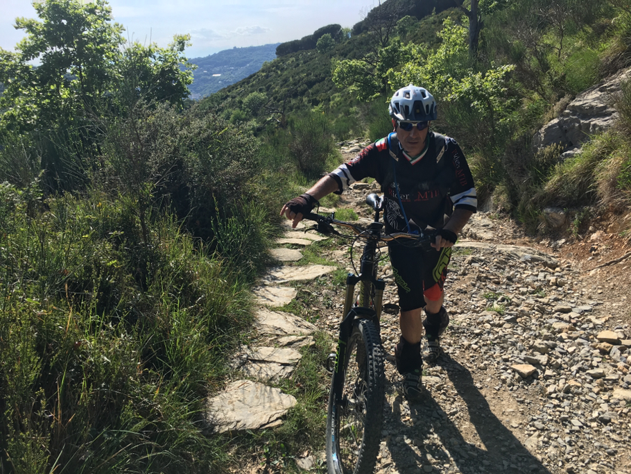 Un km a piedi..... Il sentiero è inciclabile  tanto che ci chiediamo se va preso in discesa