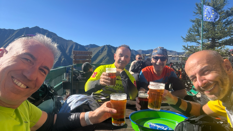 si brinda in rifugio prima dell'allegra discesa sul Bike park di Prali.... il divertimento e le birre non hanno dato spazio ad altre foto.
