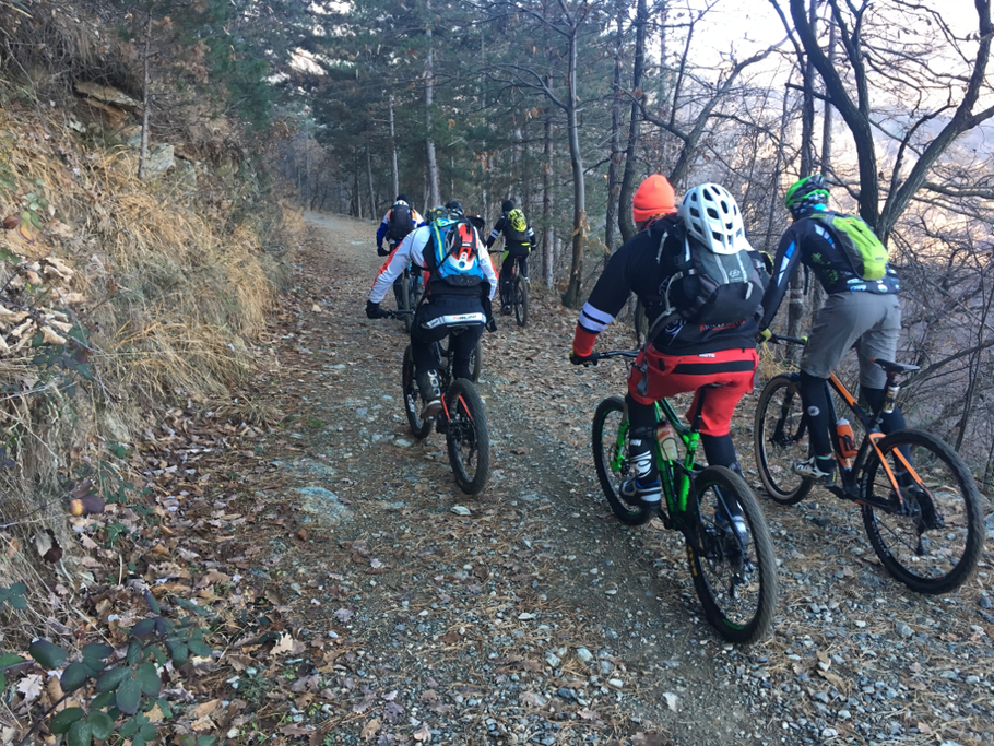 Risaliamo brevemente fino al colle della serva
