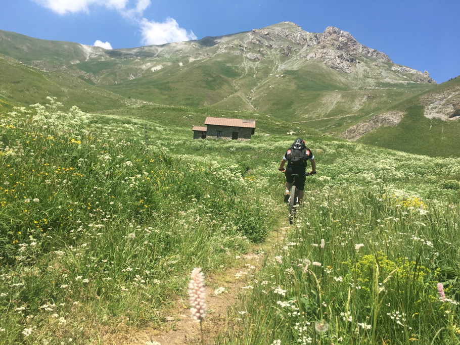 sopra i 2000 metri il panorama si apre......spettacolo