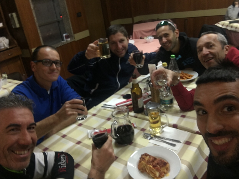 Brindiamo augurando a tutti un buon Natale è felice anno nuovo ... noi ci divertiamo così 