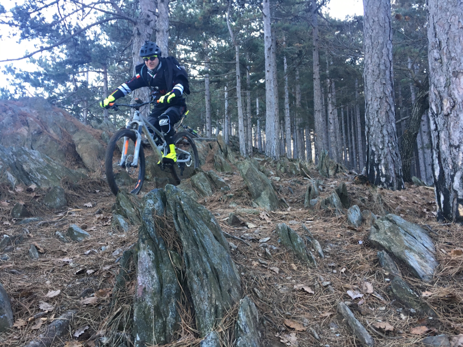 ..... la peculiarità di questo sentiero sono le pietre affilate che fuoriescono dal terreno, guai passarci sopra con le gomme , infatti, in  gergo bikers il sentiero è chiamato LAME 