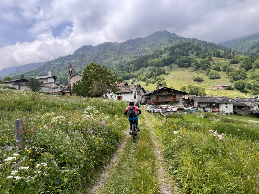 in arrivo al bellissimo borgo di CHIESA