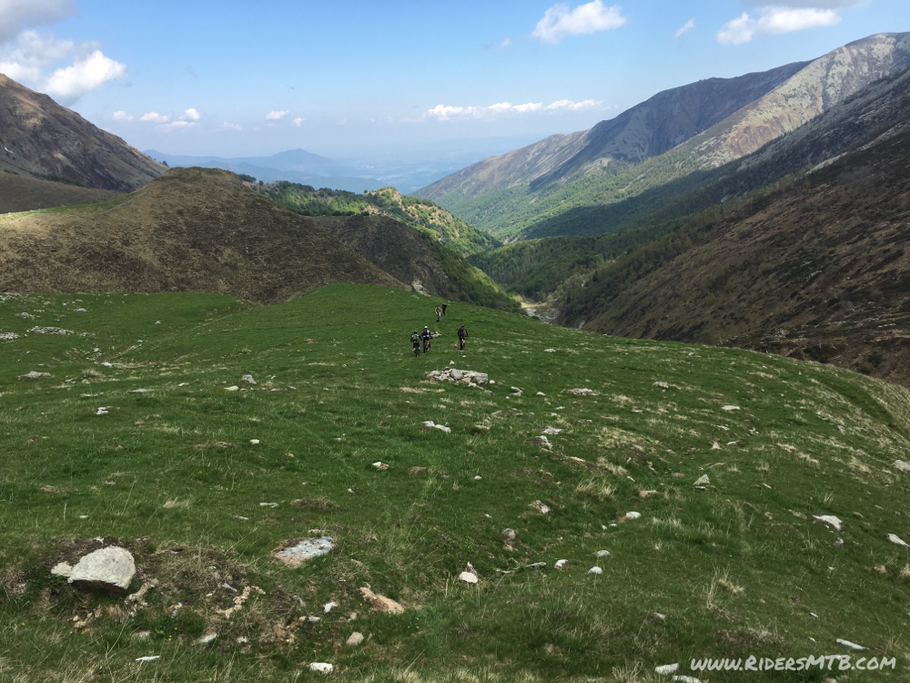 Ma La scommessa di oggi è evitare "dal rifugio" di rientrare percorrendo la via dell'andata....... online si trova poco o quasi nulla.....ma con mappe alla mano riusciamo nell'impresa... 