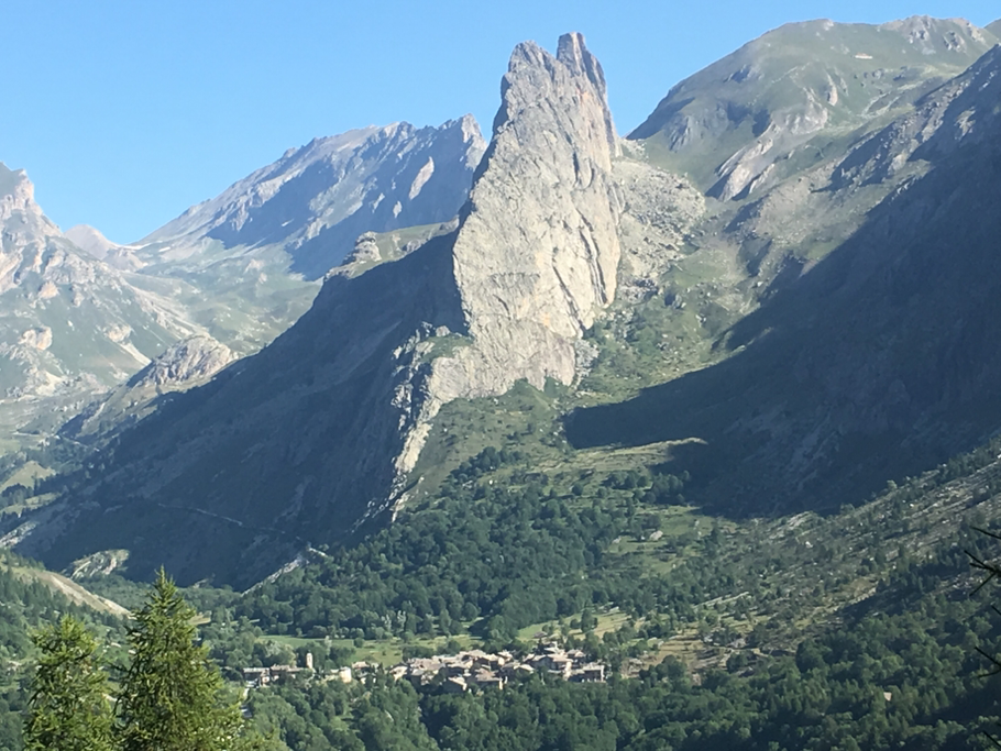 già da subito il panorama  si presenta cosi...........il paesino di Chiappera padroneggiato dalla Rocca Provenzale