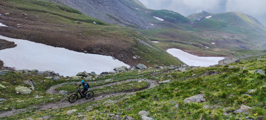 si risale verso il Colle dell'Albergian, la cima Coppi odierna