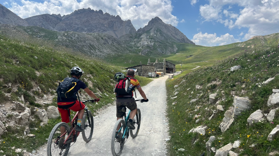 strada facendo, facciamo sosta al Rifugio Gardetta