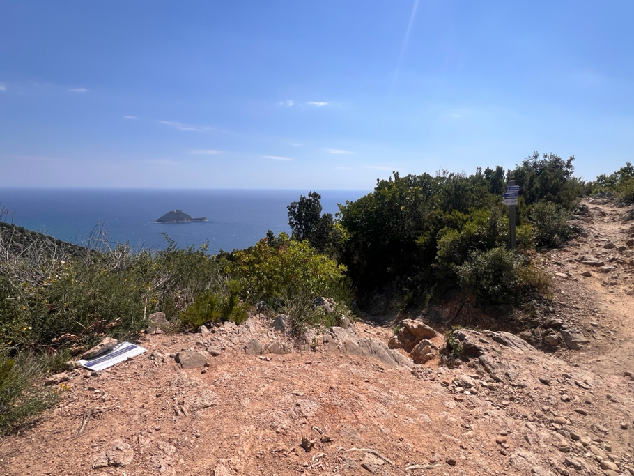 percorreremo in ordine il sentiero SOLE, VIPERA E ONDA, la zona è molto panoramica ed a volte esposta, occorre mantenere alta l'attenzione anche perché i passaggi tecnici non mancano