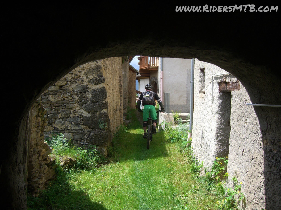 Attraversiamo CASTELLARO e riprendiamo il single track