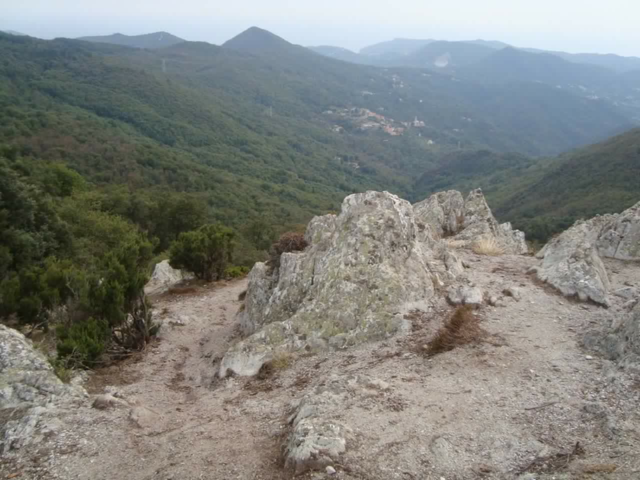 ..... ma la motivazione principale che ci spinto fin qui è scendere dal sentiero  Rocche Gianche