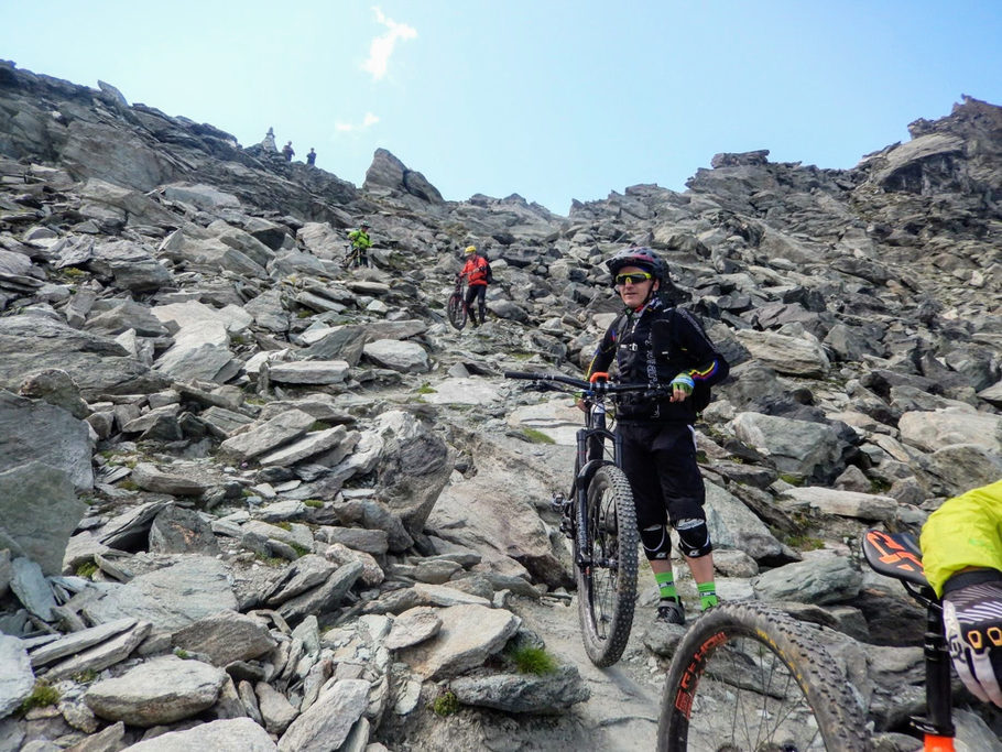 La prima parte di discesa la facciamo a piedi....... pare che negli anni passati il sentiero era persin pedalabile
