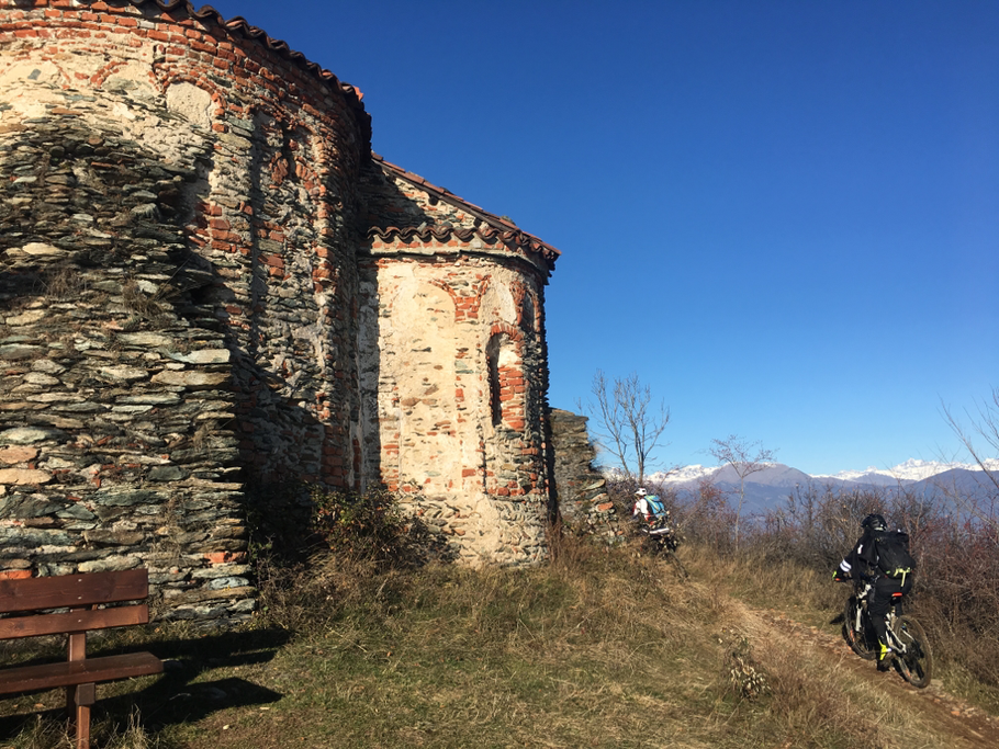 La discesa delle LAME ha inizio proprio dietro la chiesa Romanica, qust'ultima è stata costruita precedentemente all'anno mille!!