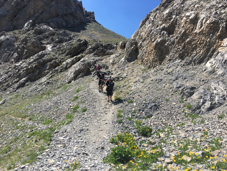 un breve salto di roccia con bici a spalla per raggiungere il tanto decantato passo della cavalla