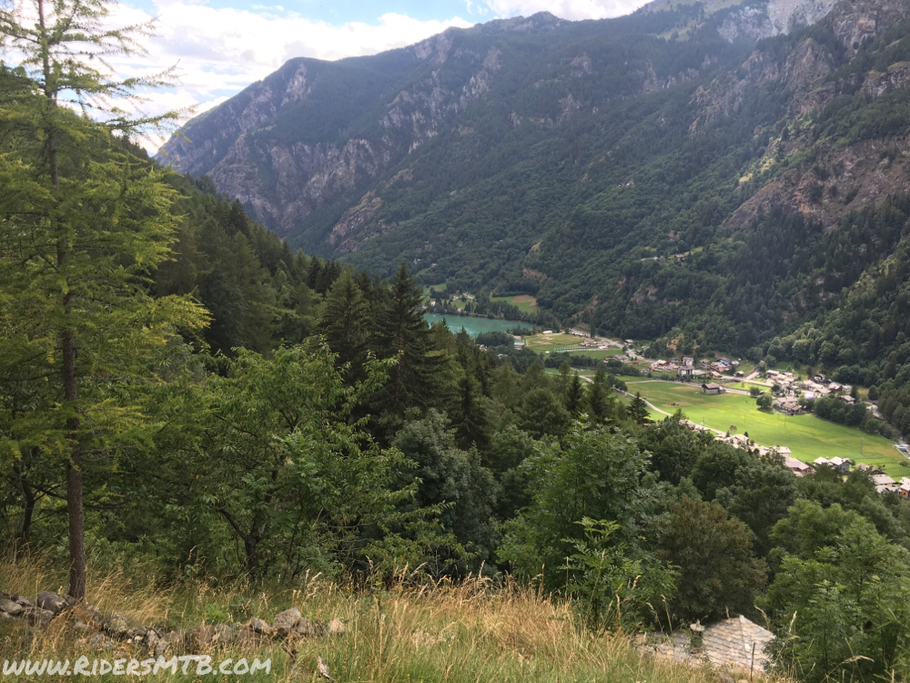 Siamo in zona lago di MEAN.... Ci aspettano 5 km di noioso asfalto per archiviare la bella gita  