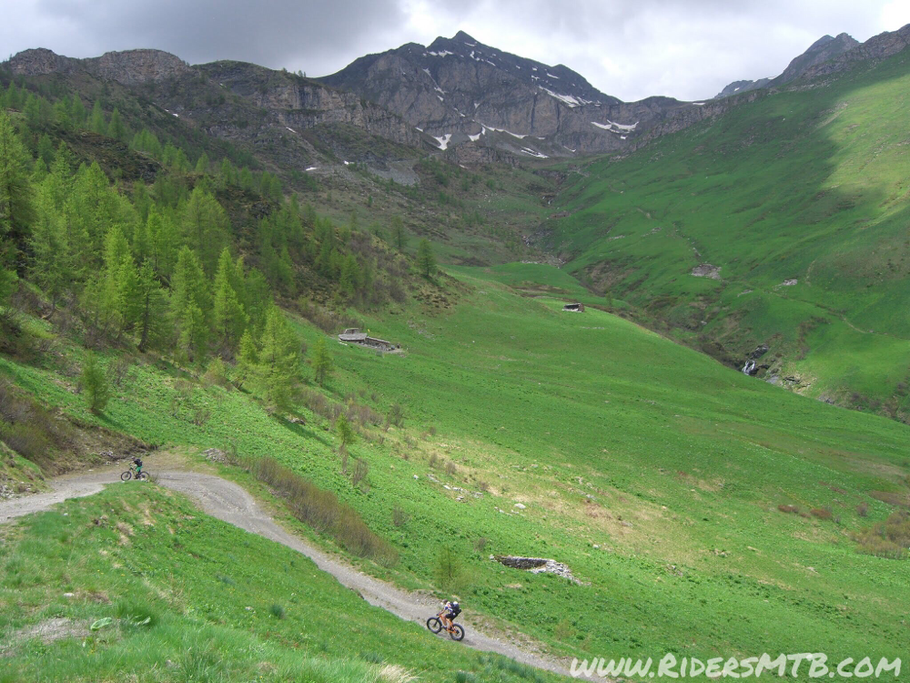 Il monte che abbraccia la valle è il TIBERT