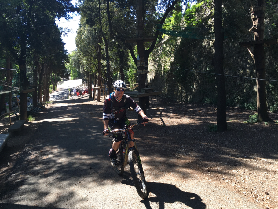 Oltrepassiamo un attrezzatissimo parco avventura 