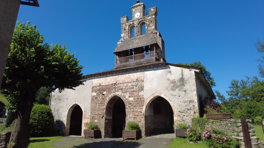 Bild: Blick auf Vorhalle und Glockenturm der Église Notre-Dame de Tramesaygues in Audressein