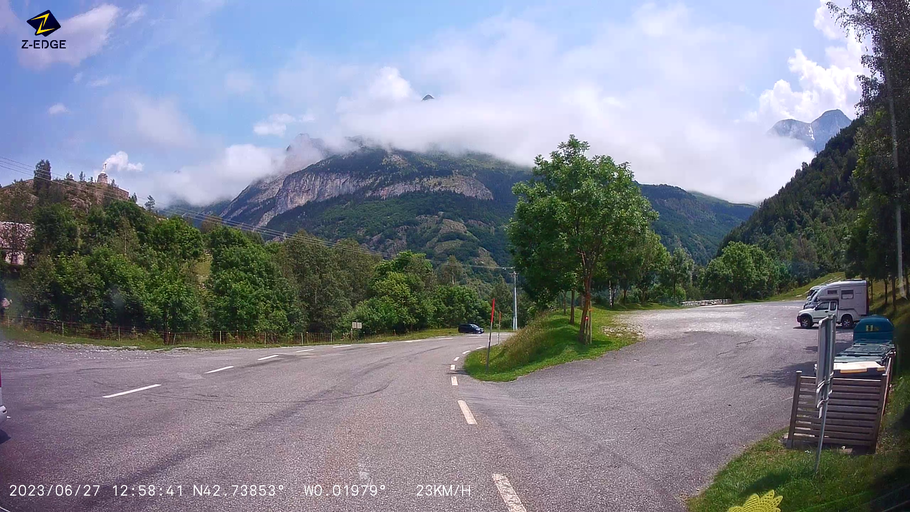 Bild: Stellplatz für Wohnmobile im Ort Gavarnie, Pyrenäen 