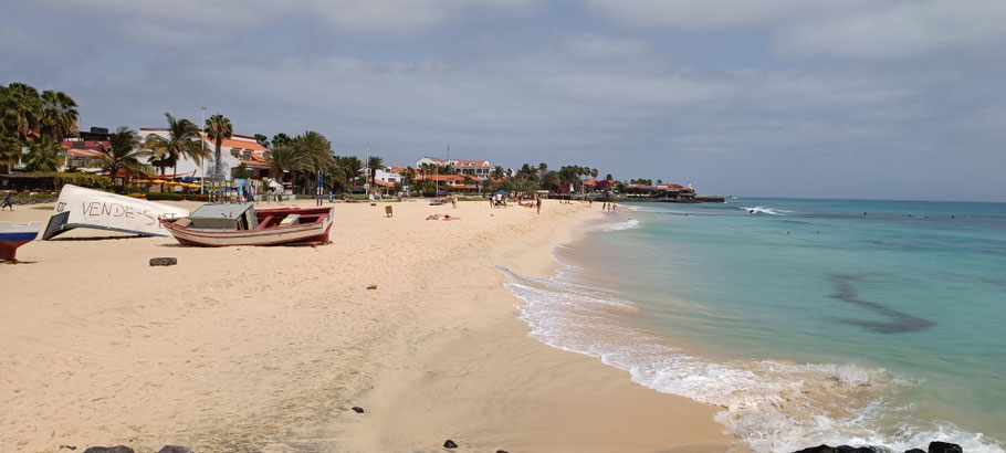 alt="Traumstrand Santa Maria, Sal Kapverden: Goldener Sand, türkises Meer und Palmen – jetzt günstige Kapverden-Urlaube vergleichen und sparen!"