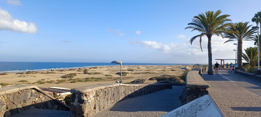 alt="Maspalomas Dünen Gran Canaria: Sahara-ähnliche Sanddünen mit Kamelen und Reitern – einzigartiges Abenteuer im Urlaub auf den Kanaren"