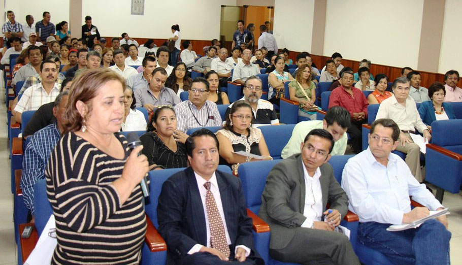 Aspecto de la sesión de asamblea de participación ciudadana con dirigentes barriales de la Parroquia Los Esteros por el POA municipal 2015. Manta, Ecuador.