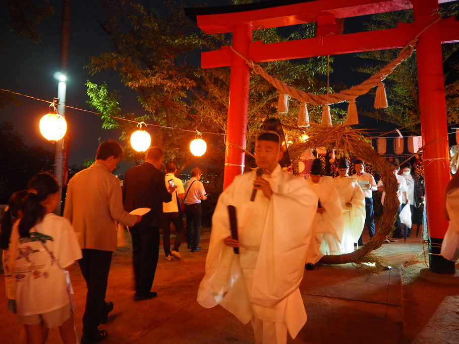 和歌を唱えながら茅の輪をくぐります。（令和7年夏祭り）