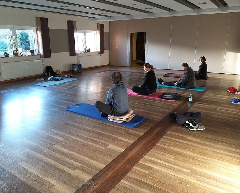 Montags Vormittags 8:15-9:45 (auf der Matte) und 10:00-11:30 (Yoga mit dem Stuhl)