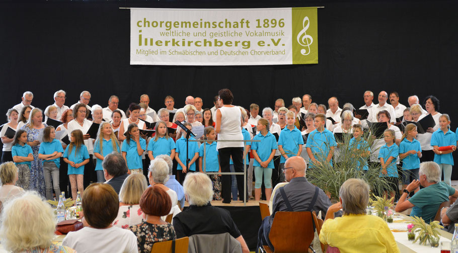 Gesamtchor (Gesangverein Frohsinn und Kinderchor, Chorgemeinschaft Illerkirchberg)