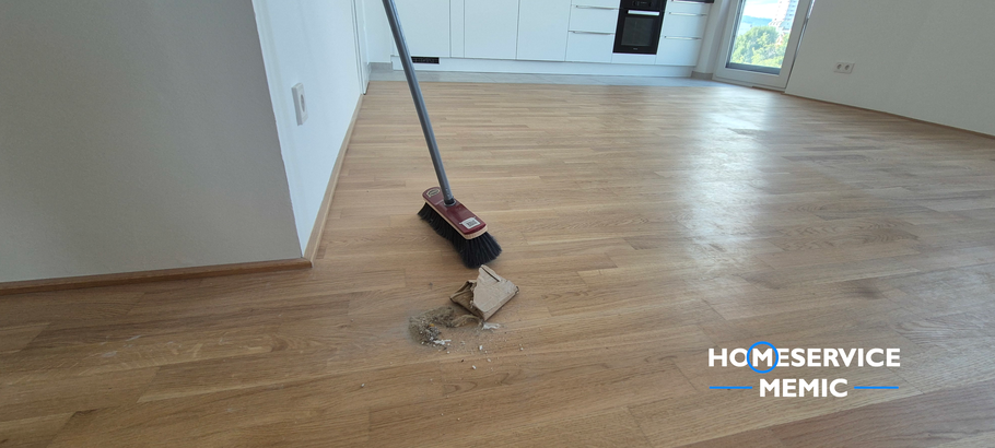 Holzboden groben Staub fegen