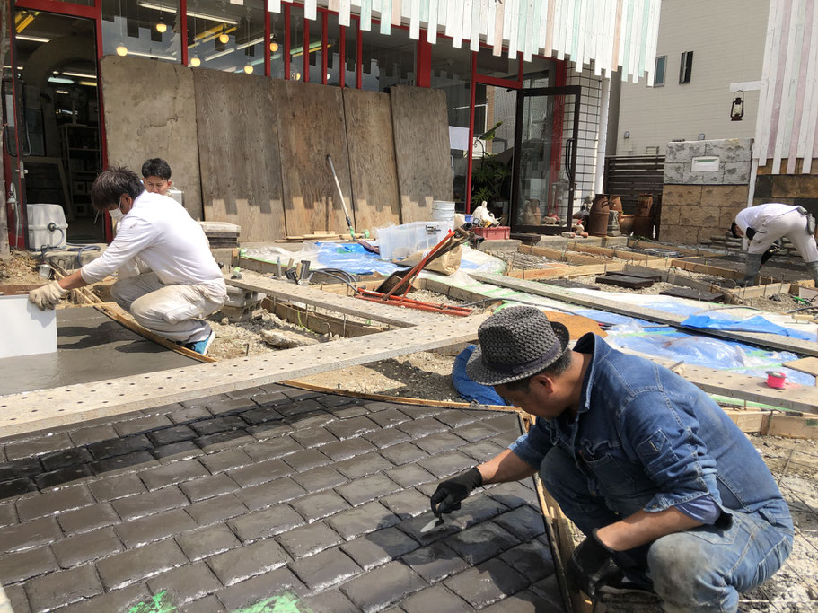 兵庫県　関西地方　神戸市　大阪　西宮　豊中　伊丹　箕面　茨木　高槻　枚方　交野　八尾　堺　羽曳野　生駒　奈良　柏原　京都　スタンプコンクリート　ステンシル　ファンタジー　モルタル造形　デザインコンクリート　タフテックス　ローラーストーン　㈱関西真空