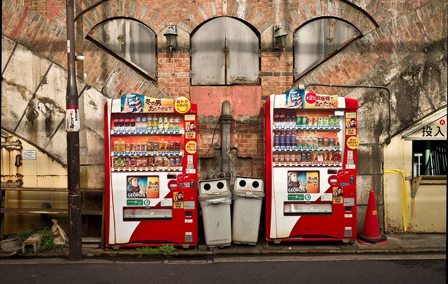 Getränkeautomaten in Shimbashi in Tokyo, Japan als Farbphoto
