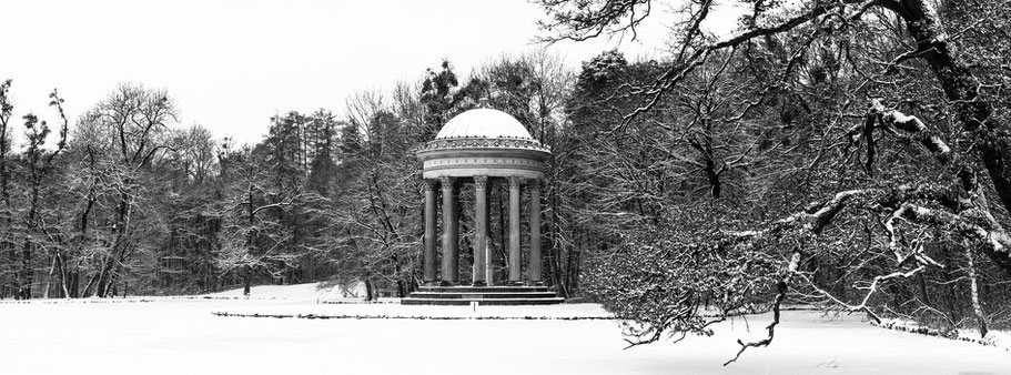 Apollotempel im Nymphenburger Park in schwarzweiß als Panorama-Photographie, München