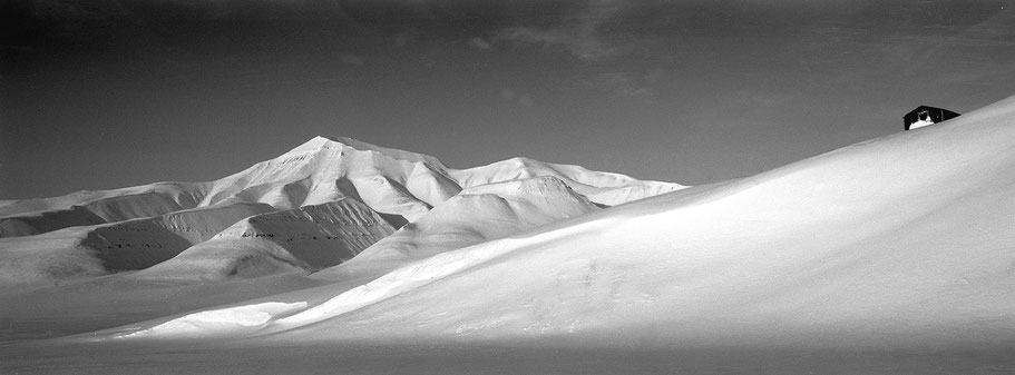 Einsame Hütte auf Spitzbergen - Svalbard in schwarz-weiß als Panorama-Photographie