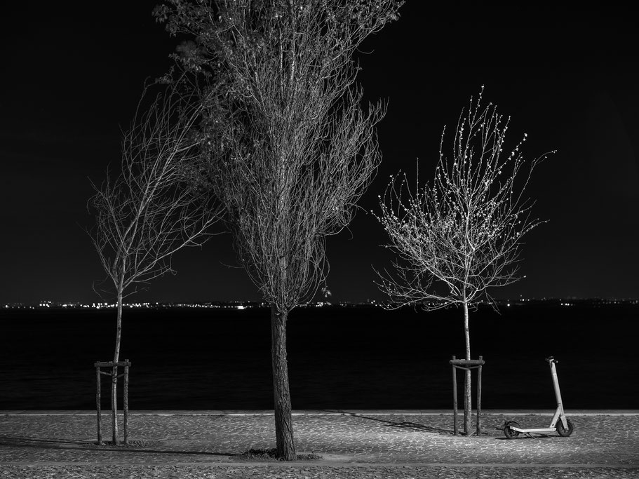 Leihroller am Abend Lissabon (Portugal) als SW-Fotografie