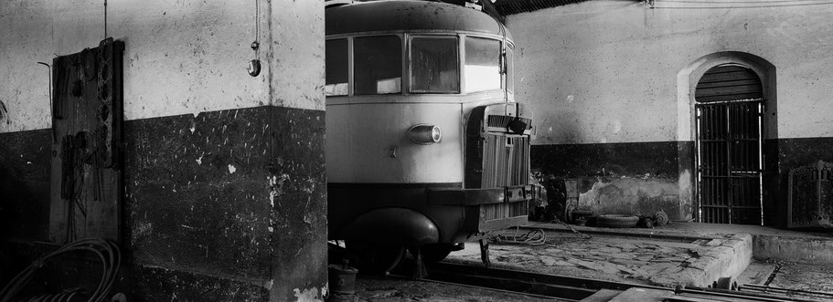 Fiat Triebwagen in der Werkstatthalle der Asmara Ferrovia als Schwarzweißphoto im Panorama-Format