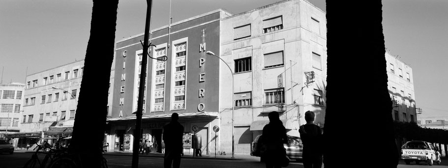 Das Kino Cinema Impero in der Harnet Avenue in Asmara, Eritrea, als Schwarzweißphoto im Panorama-Format