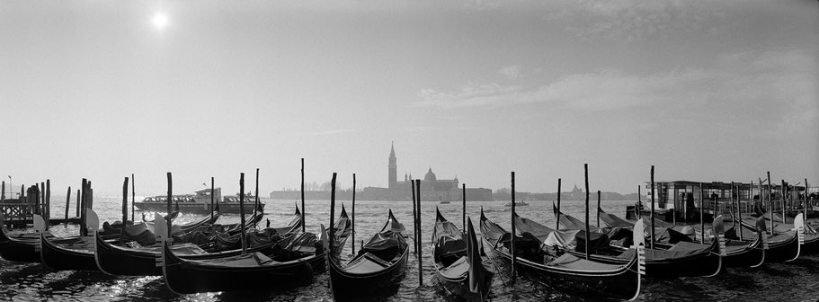 Gondole nähe Molo San Marco, Venedig, als Schwarzweißphoto im Panorama-Format
