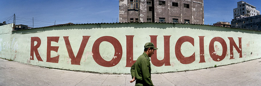 "Revolucion" an einer Häuserwand  in Havanna, Cuba, als Farbphoto im Panorama-Format