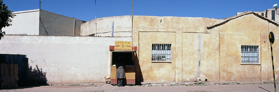 Lotteriestand in der Abdebabu Street in Asmara, Eritrea, als Farbphoto im Panorama-Format