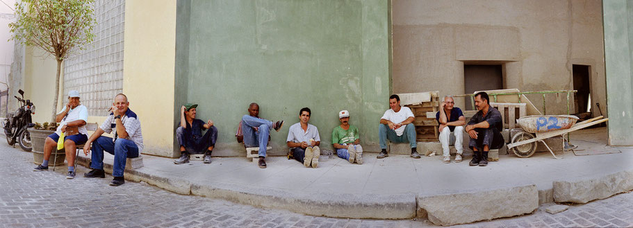 Bauarbeiter machen Pause in der Altstadt von Havanna, Cuba, als Farbphoto im Panorama-Format 
