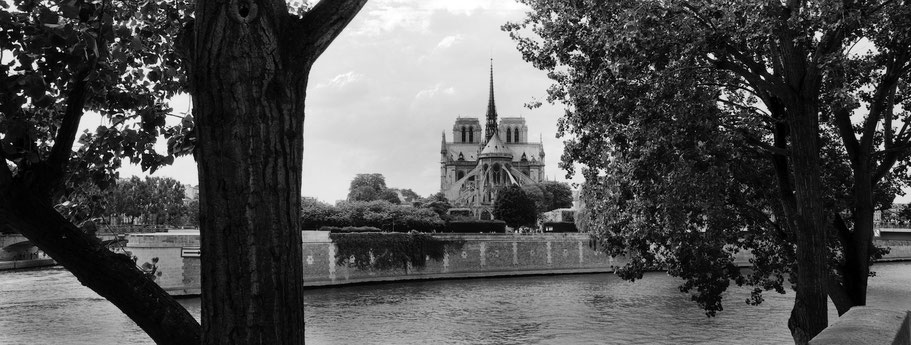 Blick auf Notre Dame mit Seine in Paris, Frankreich,  als Schwarzweißphoto im Panorama-Format
