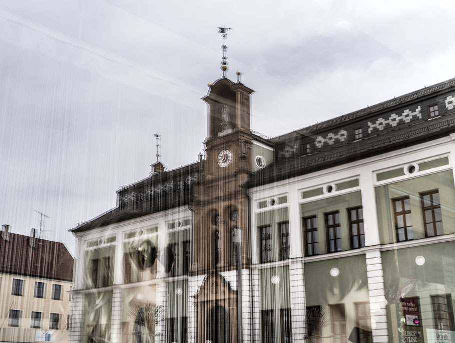 Spiegelung des Rathauses von Wolnzach in Bayern (Deutschland) als Farbphoto
