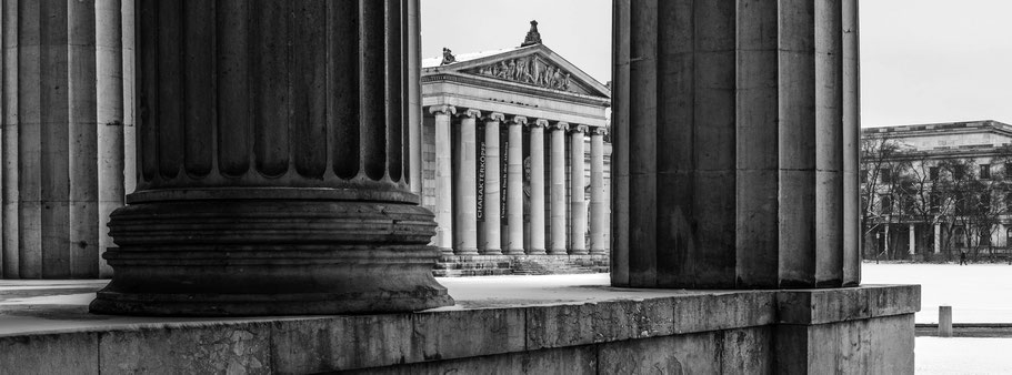 Königsplatz im Schnee in schwarzweiß als Panorama-Photographie, München