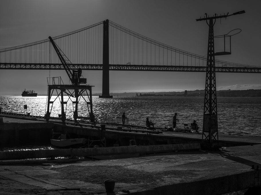 Abendstimmung der Ponto 25 De Abril in Lissabon (Portugal) als SW-Fotografie