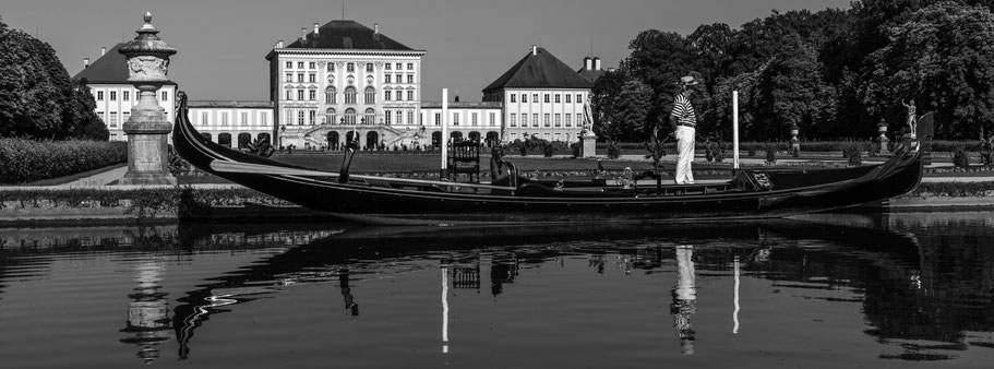 Gondel vor Nymphenburger Schloss in schwarzweiß als Panorama-Photographie, München